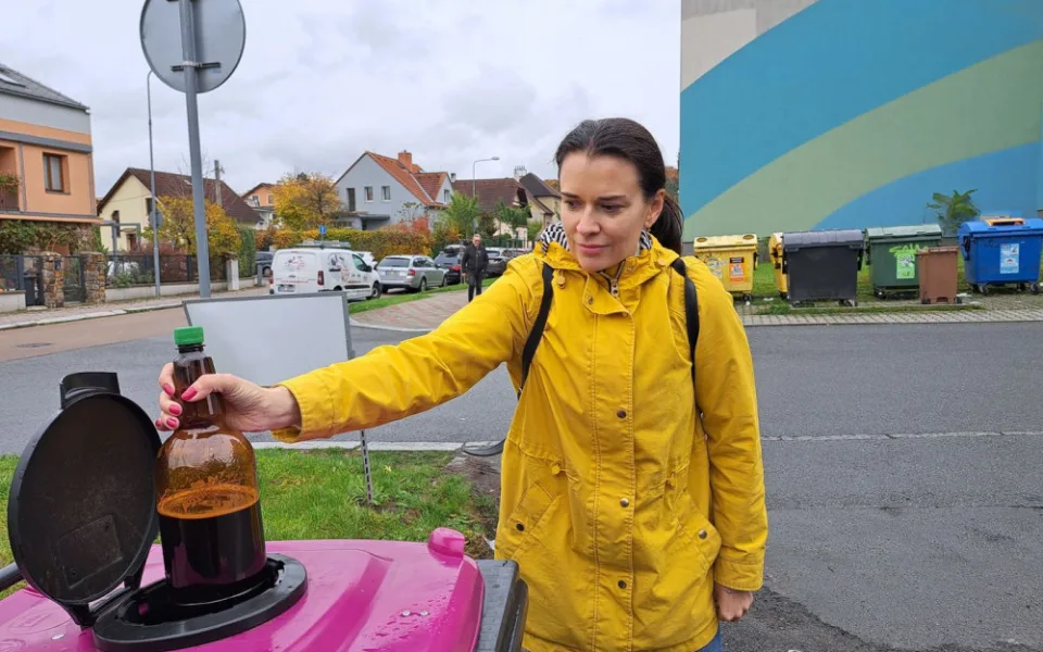 Na Čtyřce je 60 speciálních popelnic na třídění oleje z domácností, panují tam nejlepší podmínky k pilotnímu projektu