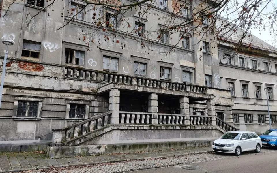 Už brzy obsadí vnitroblok zchátralých městských lázní těžká technika, bourací práce vyjdou na šest milionů