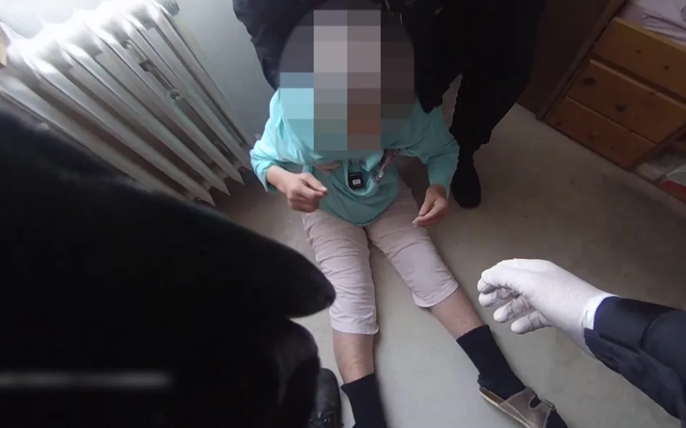 VIDEO: Bezmocná seniorka ležela na zemi s bolavou rukou, manžel neměl sílu ji zvednout