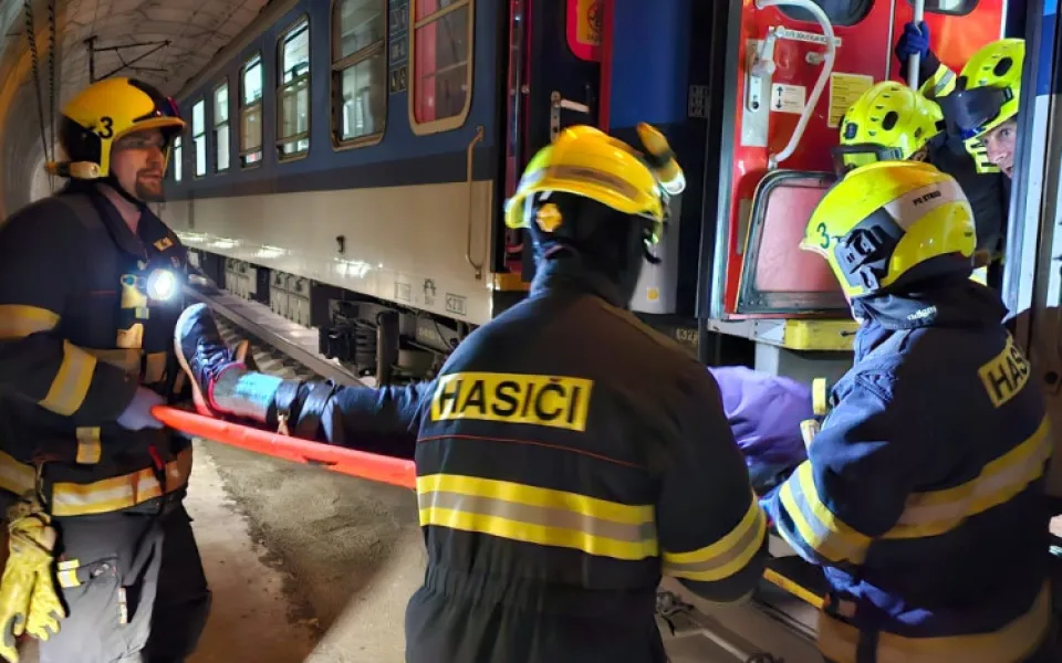Skutečná letošní nehoda vlaku ve Švýcarsku byla námětem obřího cvičení složek IZS v nejdelším českém tunelu