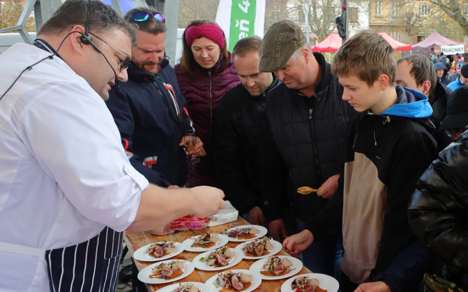 Svatomartinskou husu v Habrmannově parku si užily stovky lidí. Frčel i burger s husím masem nebo husí kaldoun
