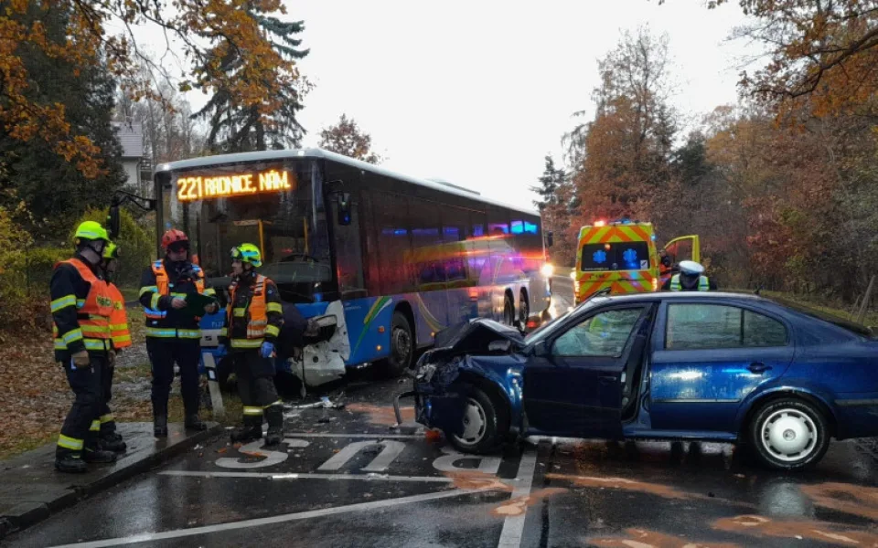 Žena a dítě skončily v nemocnici po čelním střetu osobního vozu s autobusem