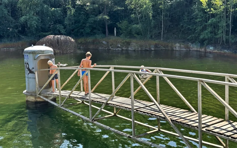 Lomeček bojuje o záchranu slavné podvodní pozorovatelny. Navštěvují ji lidé z celého Česka i z ciziny