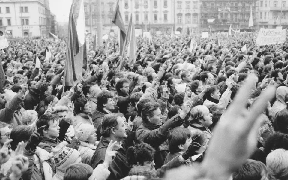 V tento okamžik už byla Sametová revoluce naplno rozjetá i v Plzni