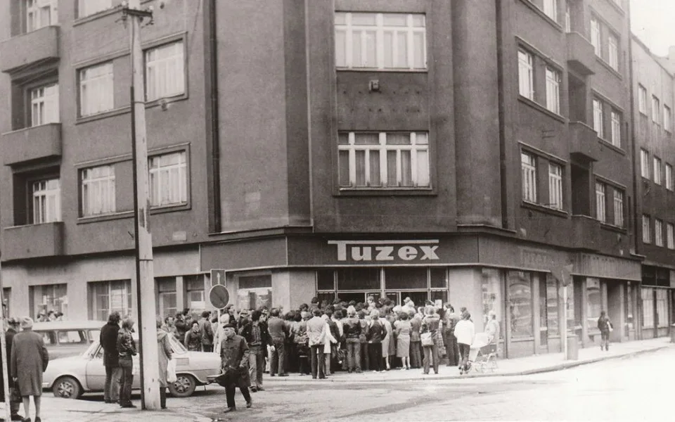 Plzeňský TUZEX na rohu Kollárovy ulice
