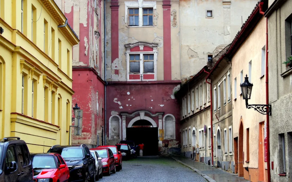 Pohled na zchátralý objekt z Vančurovy ulice
