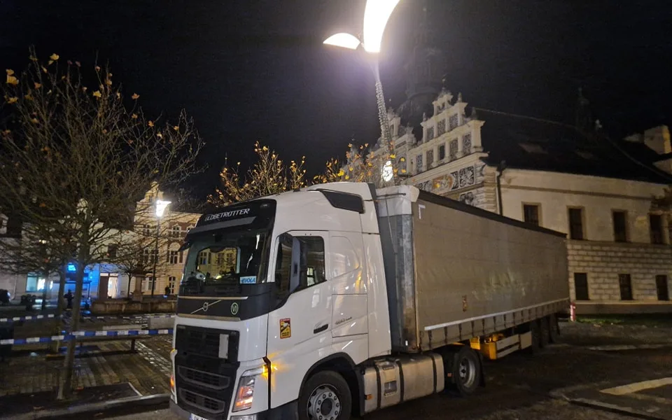 Demoliční jízdou na náměstí způsobil zbloudilý kamion škodu v řádech statisíců. Řidič slepě věřil navigaci