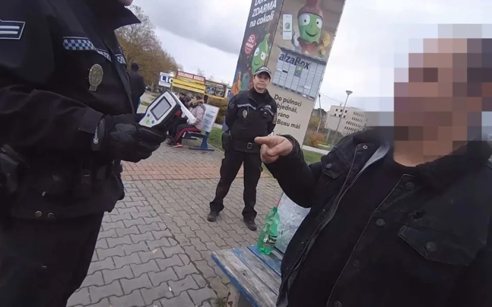 Potížista popíjel víno na zastávce a obtěžoval kolemjdoucí, pak na záchytce napadl strážníky
