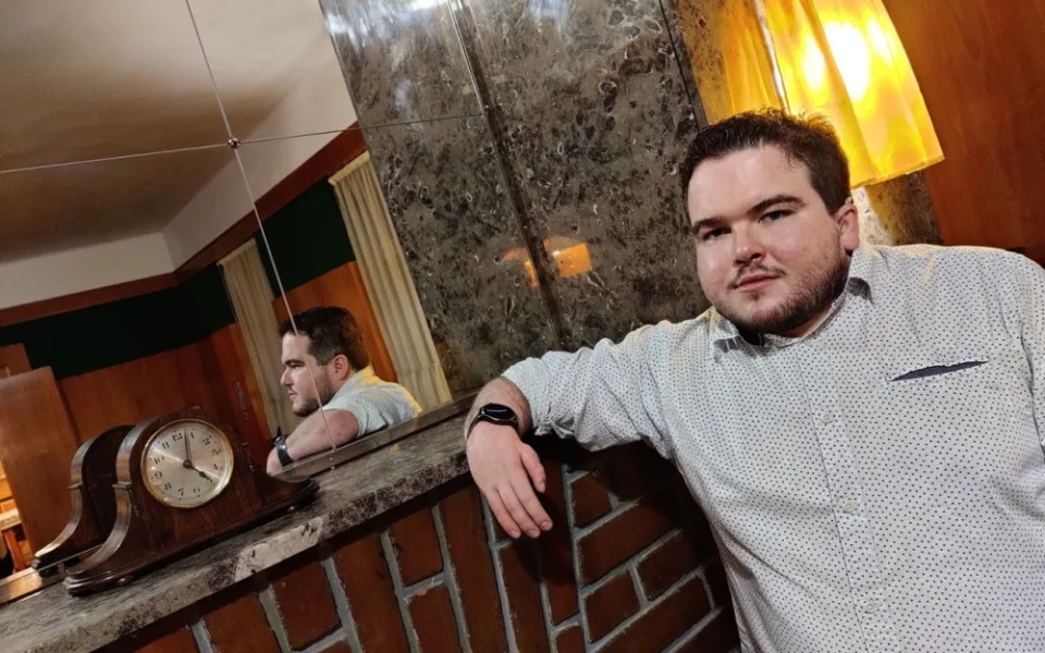 Chci, aby návštěvníci viděli byt a měli k tomu i zábavnou show, říká oblíbený průvodce po Loosových interiérech