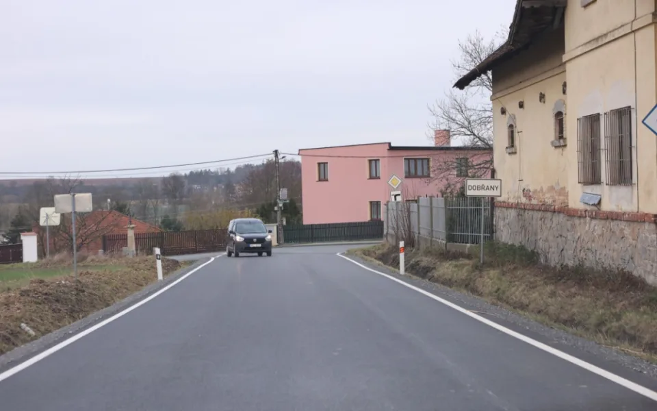 Dlouho zanedbávaný úsek silnice mezi Dobřany a Dnešicemi prošel opravou za 34 milionů korun