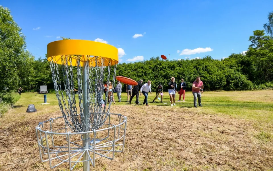 Discgolfové hřiště mají třeba na Slovanech v těsném sousedství Škoda sport parku.