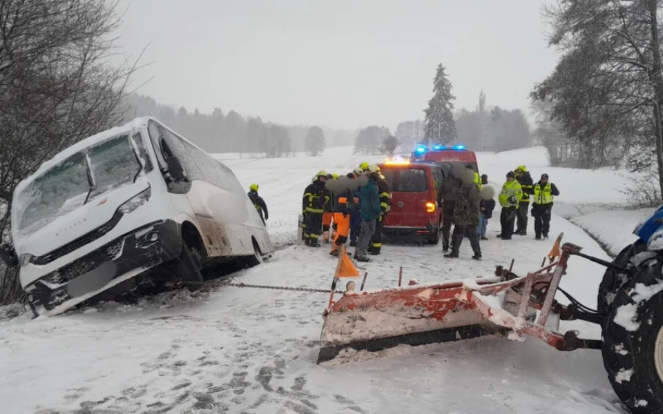 Na Klatovsku odpoledne havaroval i školní autobus