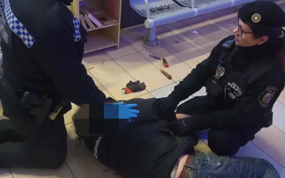 Muži tekla z úst krev a upadal do bezvědomí, na pomoc mu přispěchali strážníci s defibrilátorem