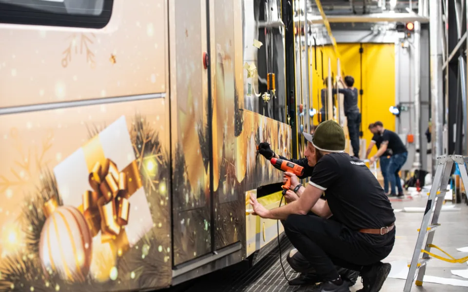 Letošní vánoční tramvaj dostane zbrusu novou světelnou dekoraci, lidem se přestaví v neděli 3. prosince