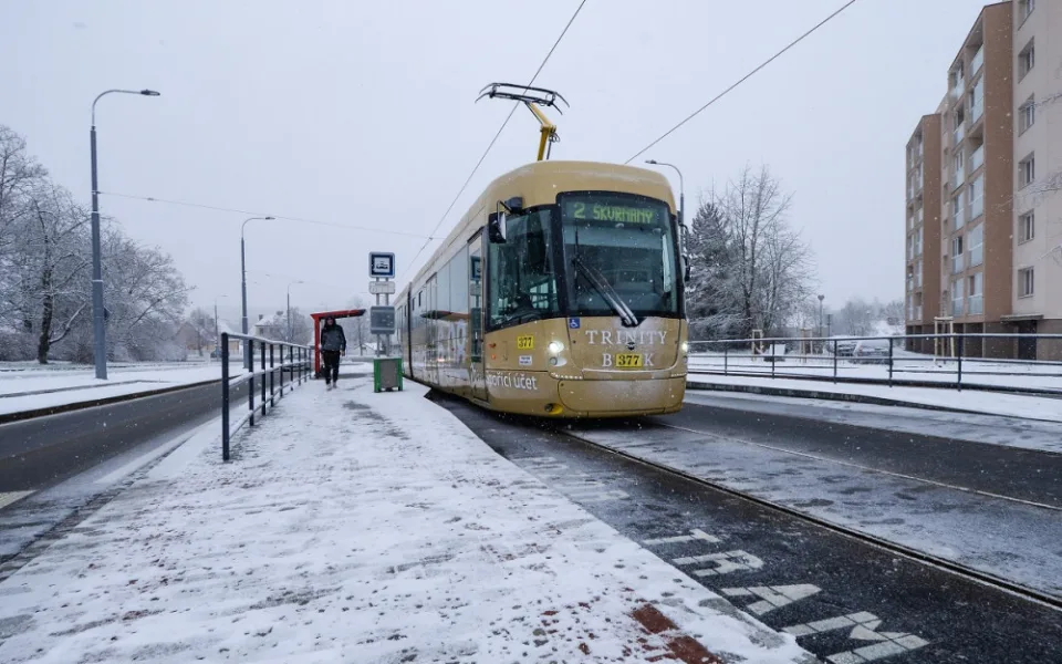 Na nově zrekonstruovaný úsek trati v ulici Terezie Brzkové se po pěti měsících konečně vrátily tramvaje