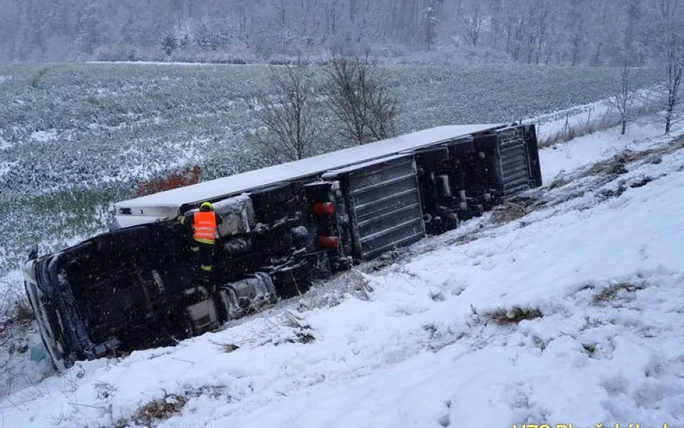 Z prudkého svahu u dálnice D5 se zřítil kamion a převrátil se na bok