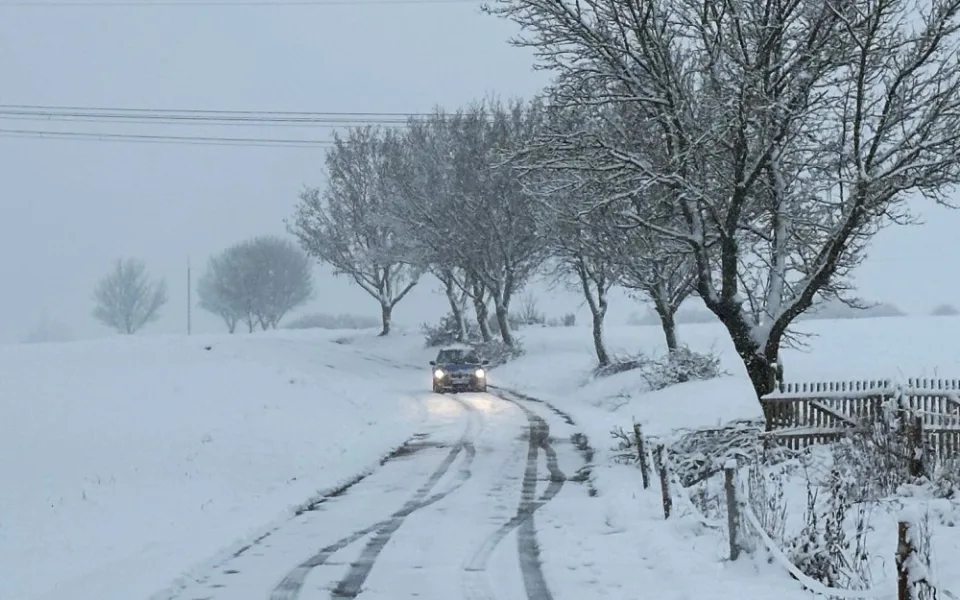 Silnice na Plzeňsku neustále zasypává sníh
