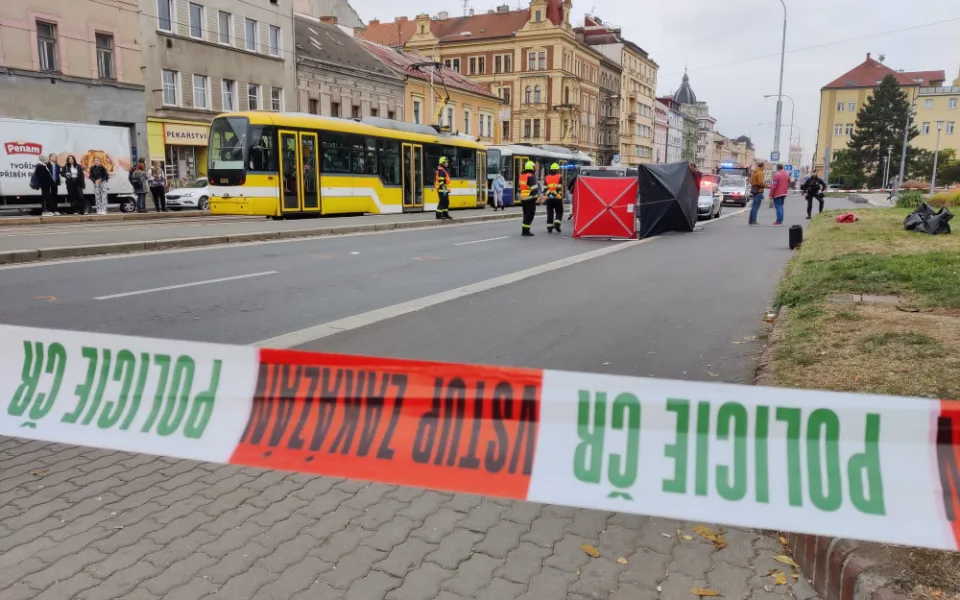 Tragédie se stala na nebezpečné zastávce v říjnu 2021. Auto tehdy usmrtilo mladou dívku, která dobíhala tramvaj mimo přechod