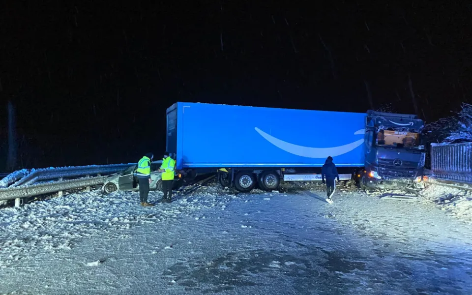 Střet kamionu s osobním automobilem ochromil provoz na zasněžené dálnici D5 ve směru na Prahu