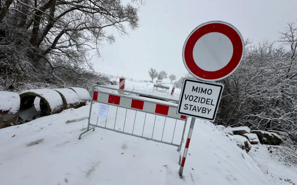 Kraj dal letos ze svého rozpočtu na stavby a opravy silnic 610 milionů korun. Teď se například pracuje na silnici mezi obcemi Seč a Zdemyslice