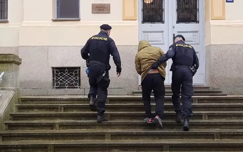 VIDEO: Baseballovou pálkou málem umlátil k smrti hosta, majitel kasina u soudu přiznal svou vinu