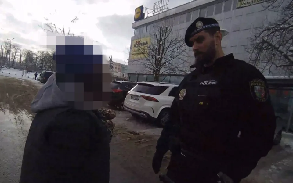 Opilá žebračka obtěžovala lidi u prodejny v centru města, policisty zasypala smrští nadávek