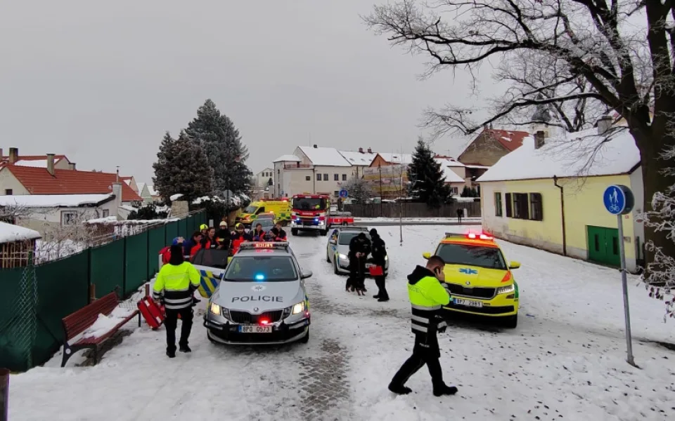 Pod holčičkou se prolomil led, když se snažila zachránit psa. Oba je z vody vytáhl pohotový muž