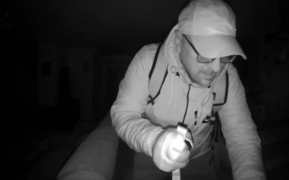Důmyslně ukrytá kamera natočila uvnitř bytu tvář zloděje, který tam prohledával šuplíky. Teď ho hledá policie