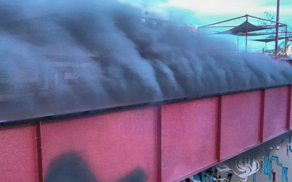 Z kovové lávky před kavárnou na náplavce se valil hustý dým. Požár ochromil provoz tramvají a trolejbusů