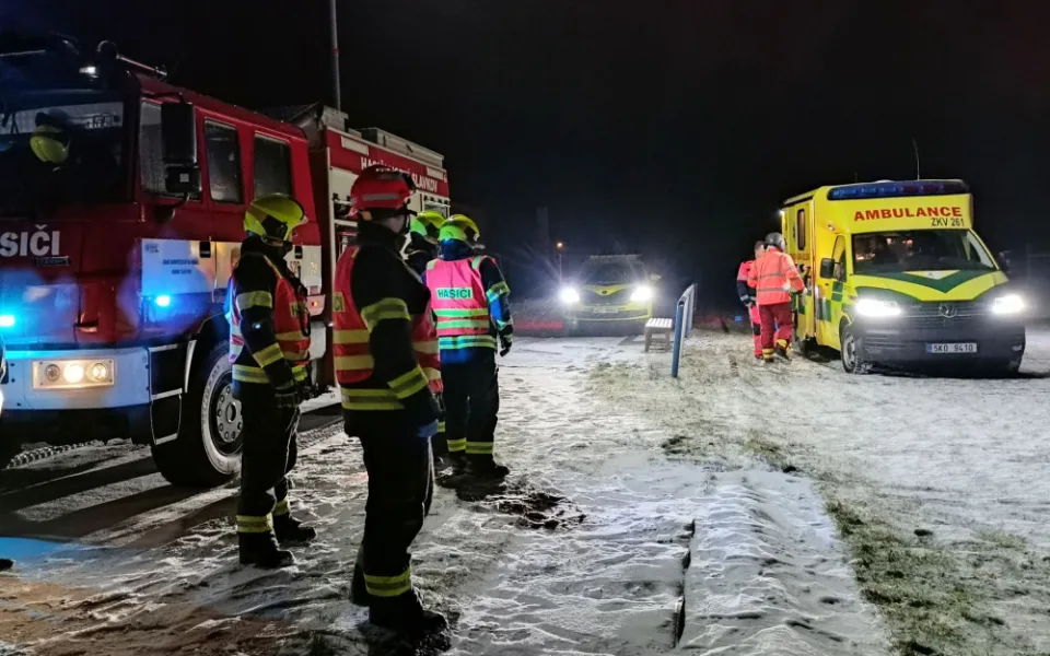 Řidiče zabil vlastní kamion, přimáčkl ho ke druhému zaparkovanému vozu