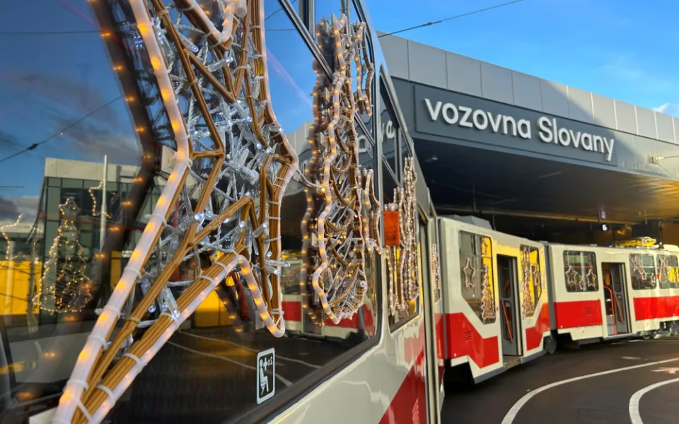 Nabouranou moderní vánoční tramvaj nahradí jeden z nejstarších vozů ve speciálním retronátěru