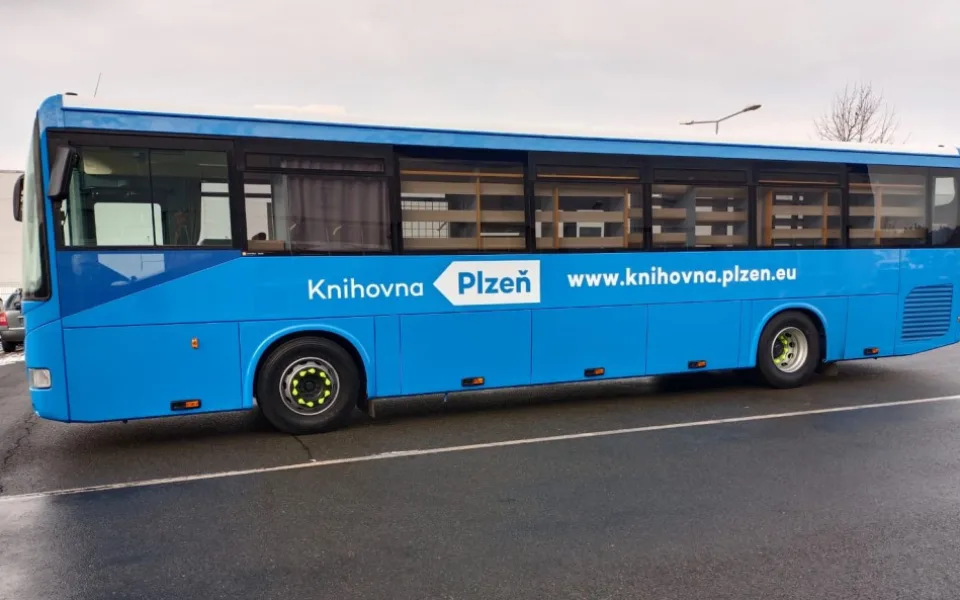 Unikátní knihovna na kolech se vrací do služby, bibliobus jezdí jen ve dvou městech v Česku