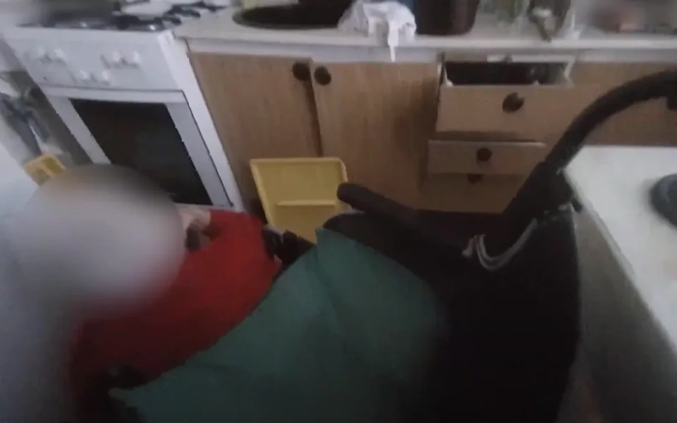 VIDEO: Třiadevadesátiletá seniorka se zaklínila v invalidním vozíku, pomoc si přivolala SOS tlačítkem