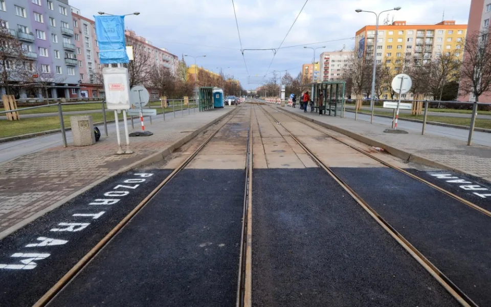 První etapa rozsáhlé rekonstrukce tramvajové trati na Koterovské je u konce, další odstartuje na jaře