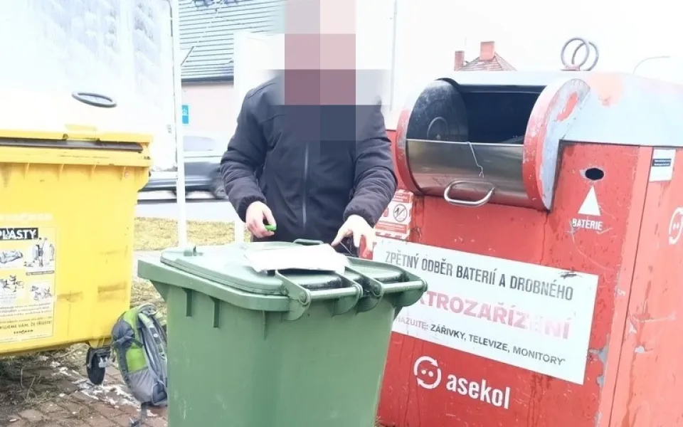 Hledaného muže našli policisté, jak se prohrabuje v kontejneru na elektroodpad, dříve v něm uhořel zloděj