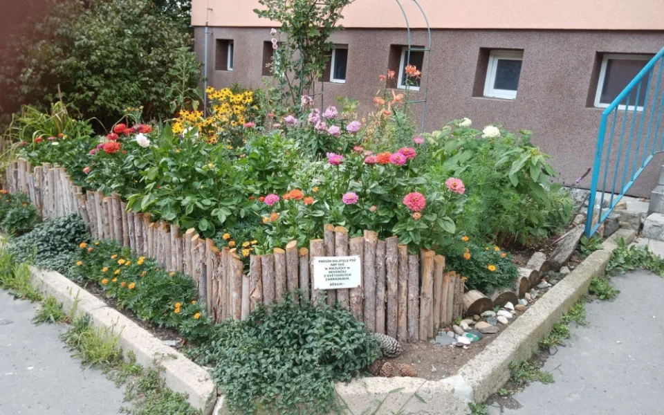 Lidé si mohou zažádat o podporu na zvelebení zahrádek u domů, obvod na akci vyčlenil 200 tisíc korun