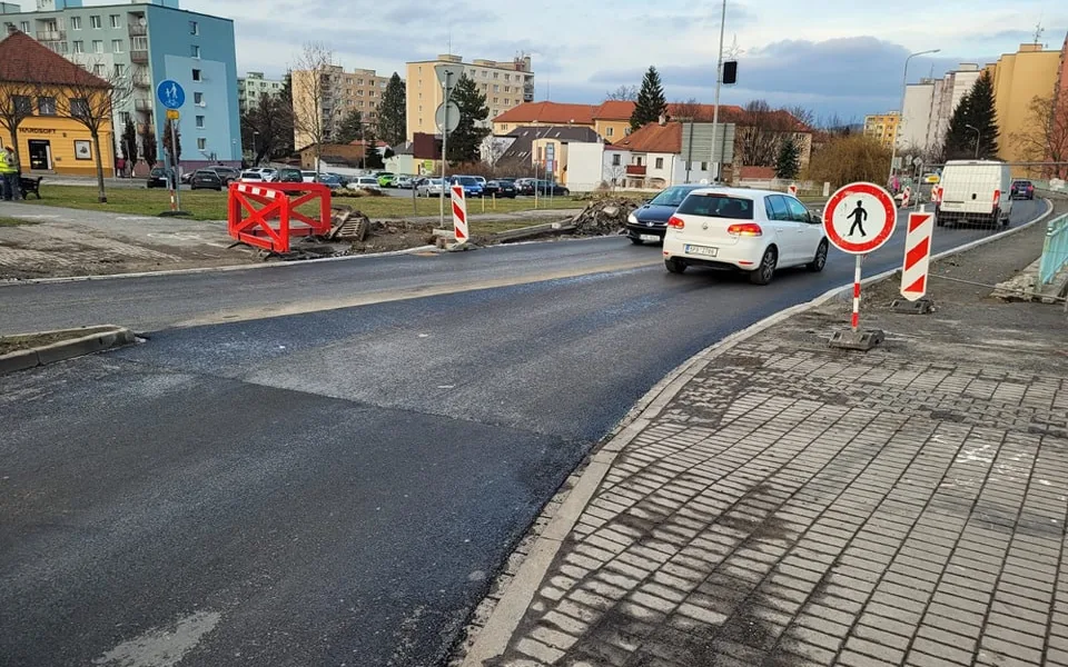 Skončila oprava hlavní tepny Rokycan, zbývá už jen dodělat chodníky