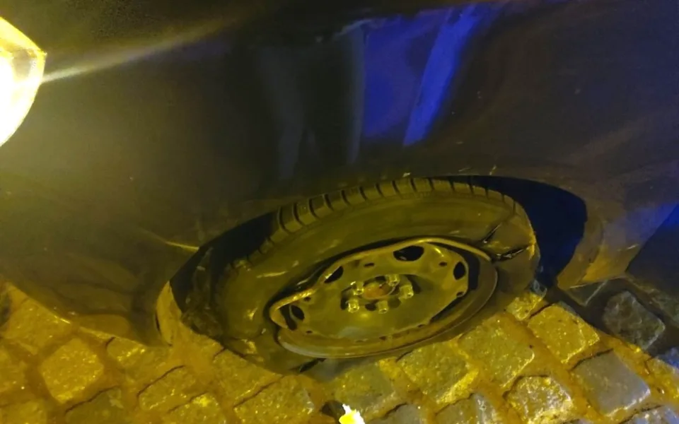 Opilý motorista si při odjezdu z firemního večírku pořádně pochroumal své vozidlo