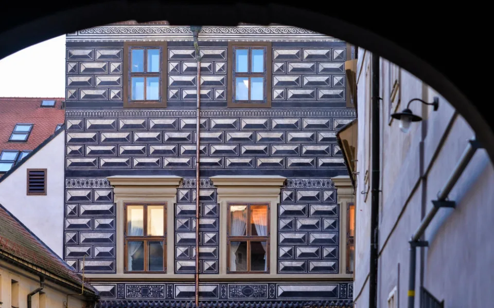 Vnitroblok plzeňského magistrátu má opravenou sgrafitovou výzdobu. Použila se původní historická technologie