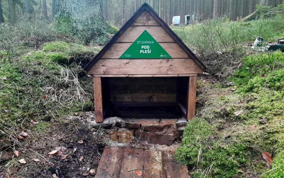 Čtyři studánky v Brdech kryjí nové stříšky, další prameny se budou podobně upravovat v příštím roce
