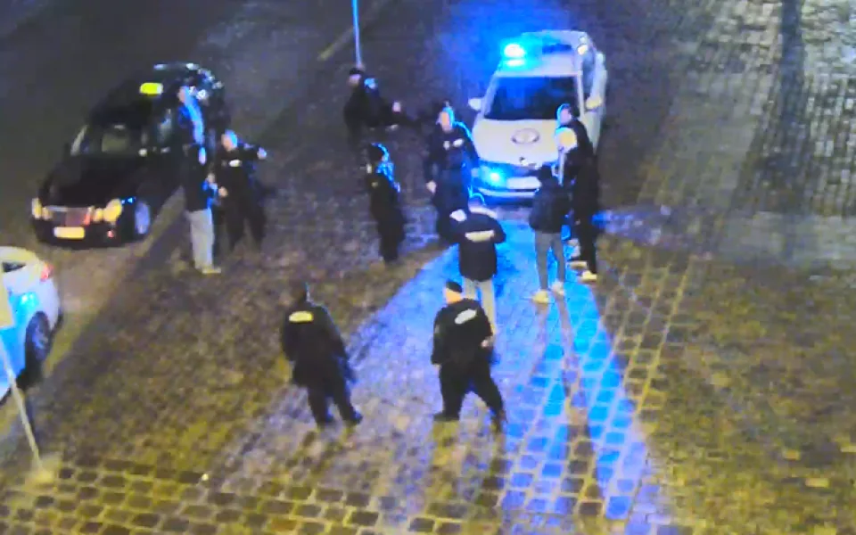 Strkanice na náměstí přerostla v krvavou bitku, násilník skončit rychle v poutech