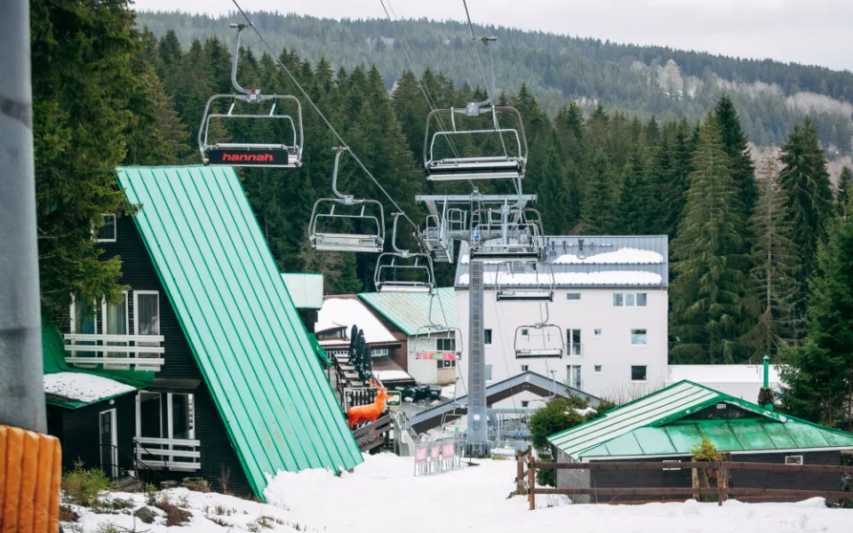 Po větrných dnech se znovu rozjela lanovka na vrchol Špičáku, horší je situace pro běžkaře