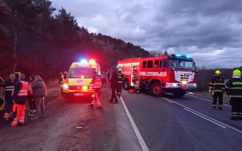 Řidič nepřežil čelní střet s osobním vozem, další čtyři lidé utrpěli zranění