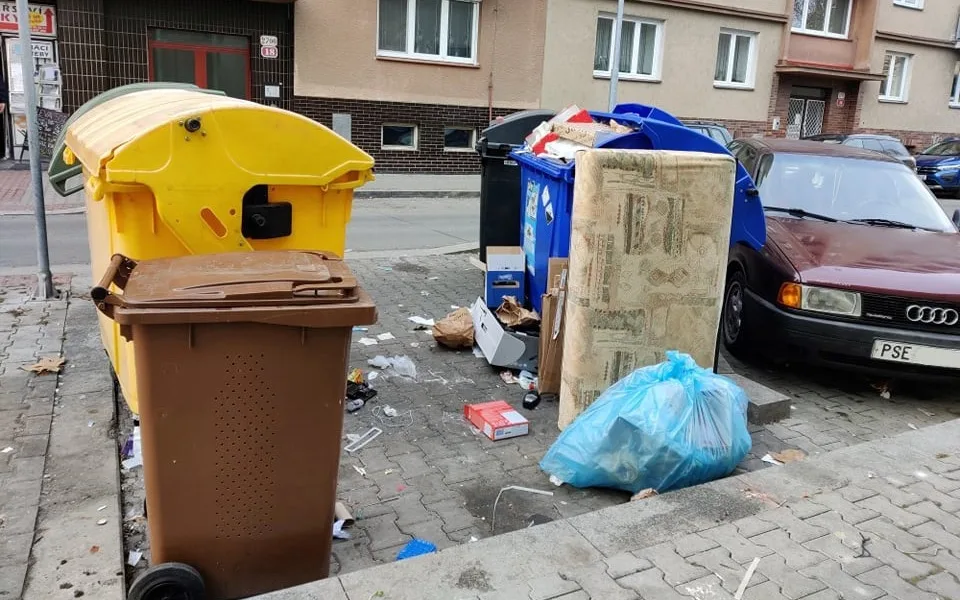 Ze stěhováků se vyklubali zakladatelé černé skládky, jeden byl navíc v celostátním pátrání