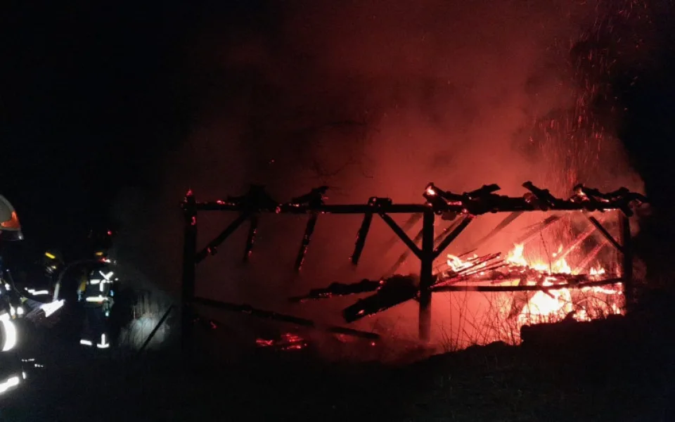 Hasiči v Plzeňském kraji bojovali s požárem u Nového divadla i likvidovali hořící popelnice zapálené zábavní pyrotechnikou