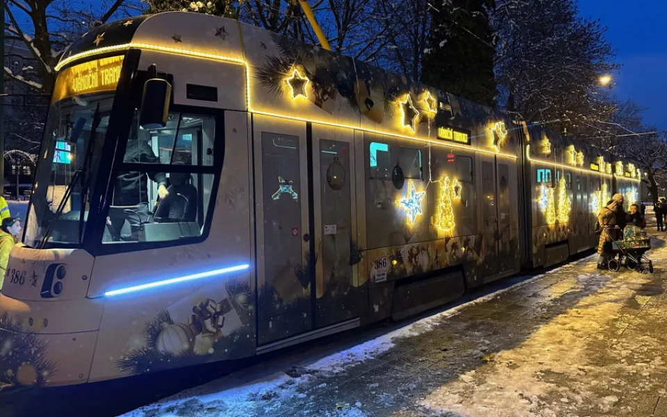 Plzeňské vánoční tramvaje berou v populární anketě stříbro, první jsou opět Maďaři
