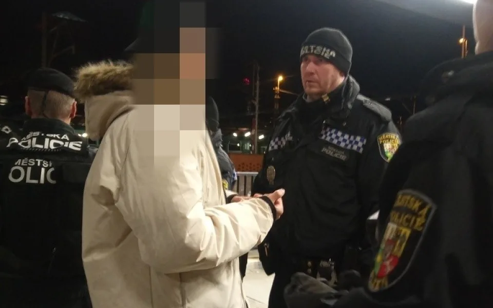 Vstupní brána do města se stala konečnou stanicí pro dva mladíky na útěku před zákonem