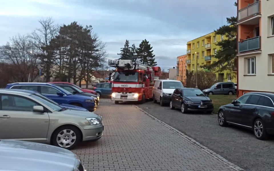 Řidiči parkují na místech určených výhradně pro hasiče, ti se pak k domu s výškovou technikou vůbec nedostali