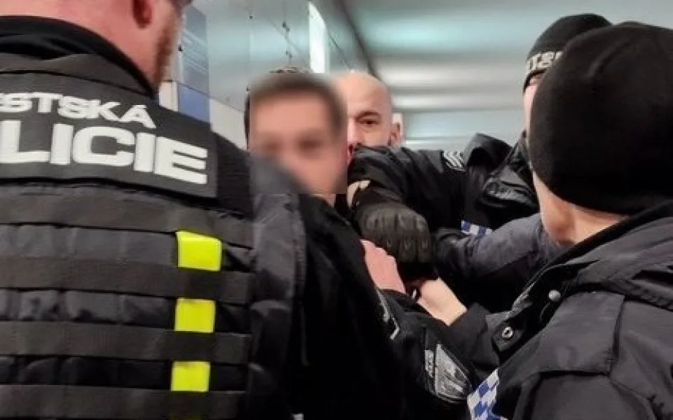 Agresor sprostě nadával lidem na nádraží. Když chtěl dát hlavičku strážníkovi městské policie, tvrdě narazil