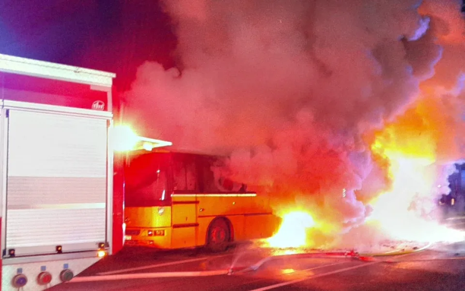 Autobus se 45 cestujícími zachvátily plameny, řidič byl navíc pod vlivem alkoholu